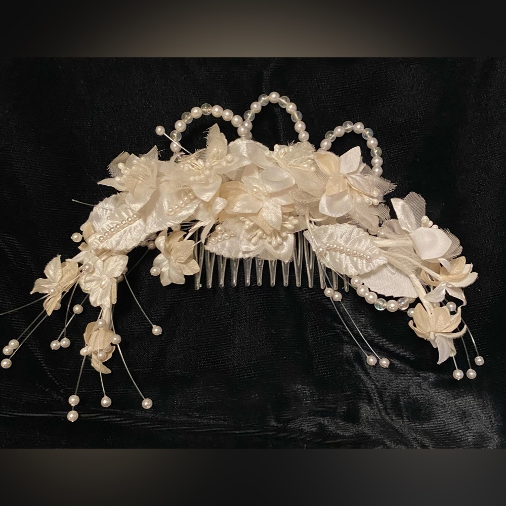 Bride hair comb, flower and pearl spray